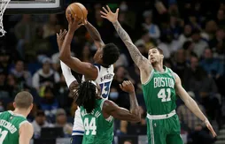 Les Wolves conservent Nathan Knight