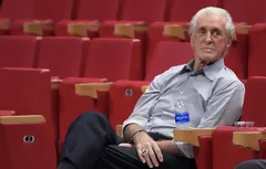 Les Lakers préparent la statue de Pat Riley
