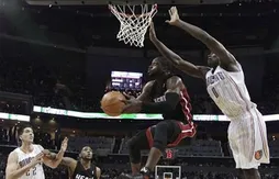 Dwyane Wade crucifie le Charlotte d’un super Boris Diaw