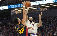 Le duo Anthony Davis – LeBron James maîtrise les Warriors