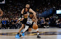 Jamal Murray balance une poche de chaud sur le terrain en plein match