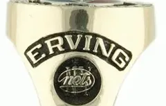 Endetté, Julius Erving vend ses trophées aux enchères