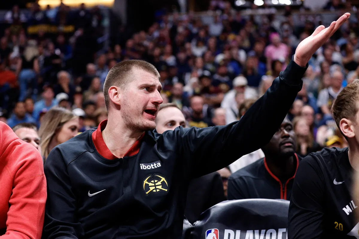 Nikola Jokic agacé avec les Nuggets