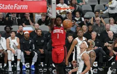 Les rookies des Rockets renversent les Spurs