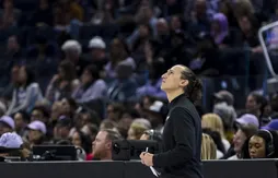 Les Dallas Wings se séparent déjà de leur entraîneur, Chris Koclanes