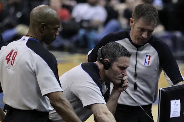 les arbitres NBA n'auront plus besoin de se réunir autour de la table de marque pour des actions en cours de match, tel un contre en phase descendante, un shoot à la limite des 24 secondes, un pied sur la ligne sur un 3-points ou un passage en force.