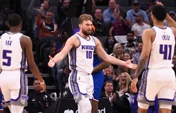 Domantas Sabonis en pince pour De’Aaron Fox et Keegan Murray