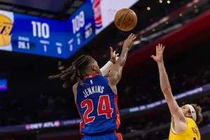 Plus clutch que Luka Doncic, Daniss Jenkins stoppe la série des Lakers