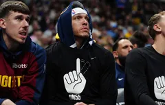 Le public de Denver a applaudi 55 secondes pour Dikembe Mutombo