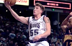 Un « vieux maillot tout pourri » de Jason Williams fait grimper les enchères