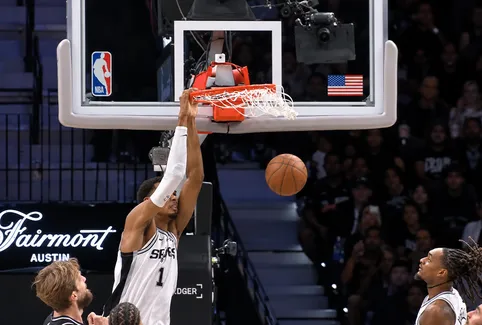 https://www.basketusa.com/thumbor/wbMMWSj1UBaP_lESp6VLKj4c7ME=/482x325/smart/filters:format(webp)/https%3A%2F%2Fmedia.basketusa.com%2Fmain%2F2026%2F10%2Fspurs-dunk-20261028.webp