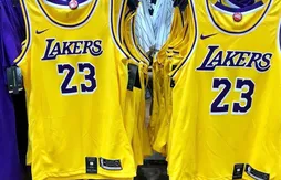 Des fans protestent devant le Staples Center contre la direction des Lakers