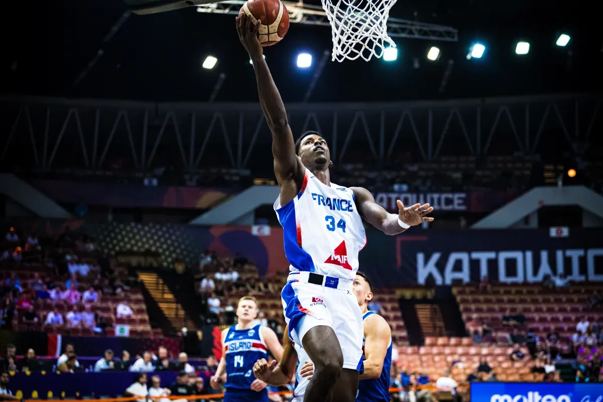 Jaylen Hoard (France) contre l'Islande lors de l'Euro 2025 (crédit photo : FIBA)