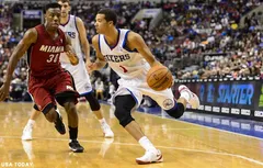 Michael Carter-Williams joue malgré une blessure au tibia