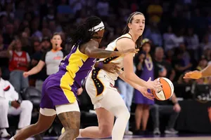 Caitlin Clark revient, mais le Fever explose en défense à Los Angeles