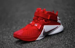 Une LeBron Zoom Soldier version “Ohio State”