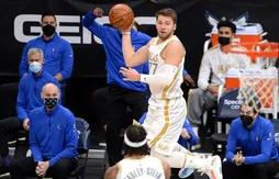 Luka Doncic en lévitation face aux Hornets
