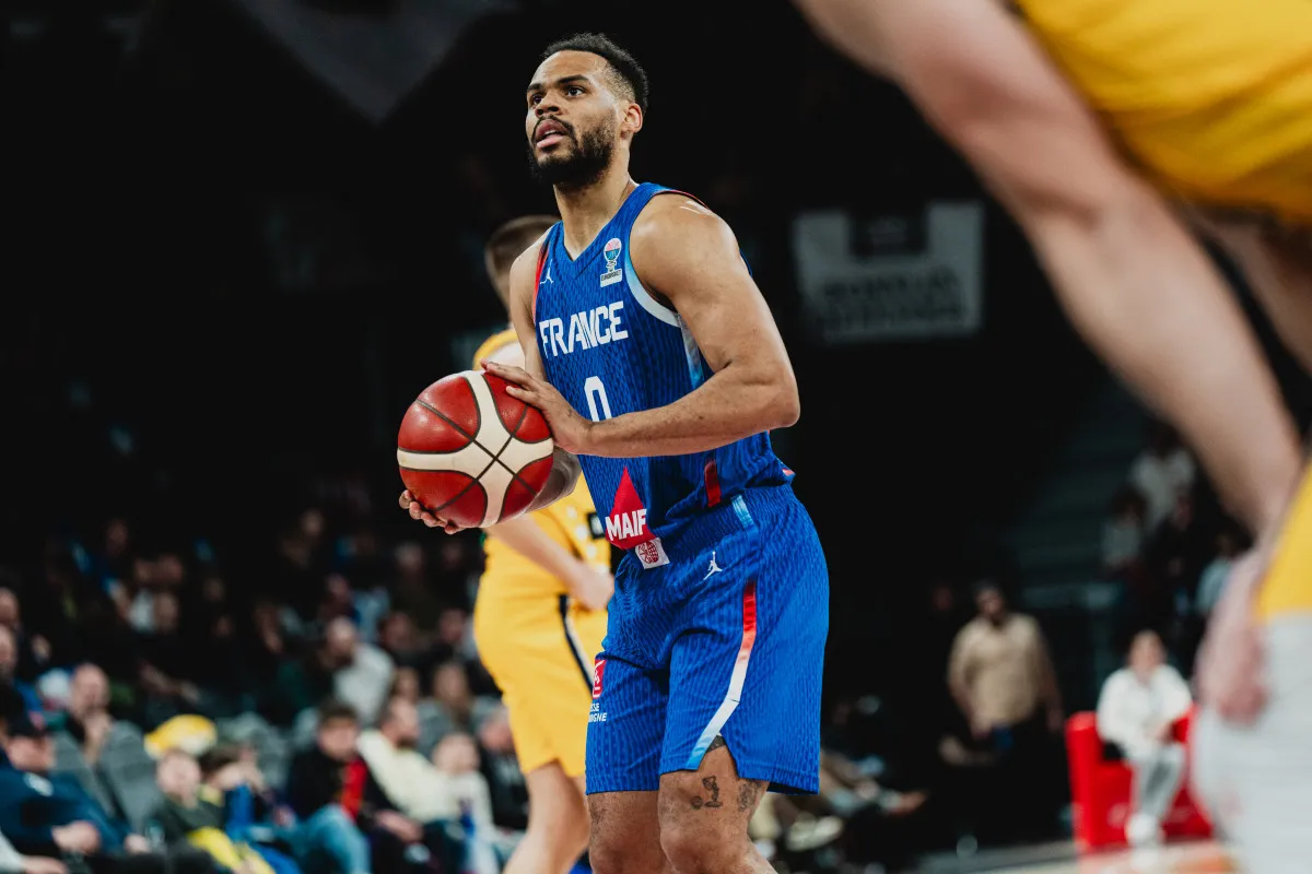 Elie Okobo avec l'Equipe de France