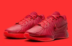 La LeBron 21 voit rouge