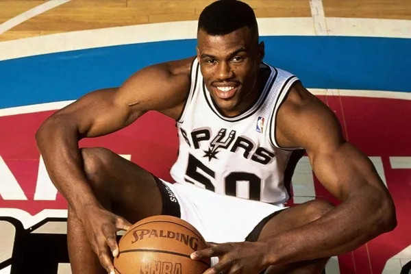 Le 4 novembre 1989, David Robinson quitte la Navy pour débarquer en NBA