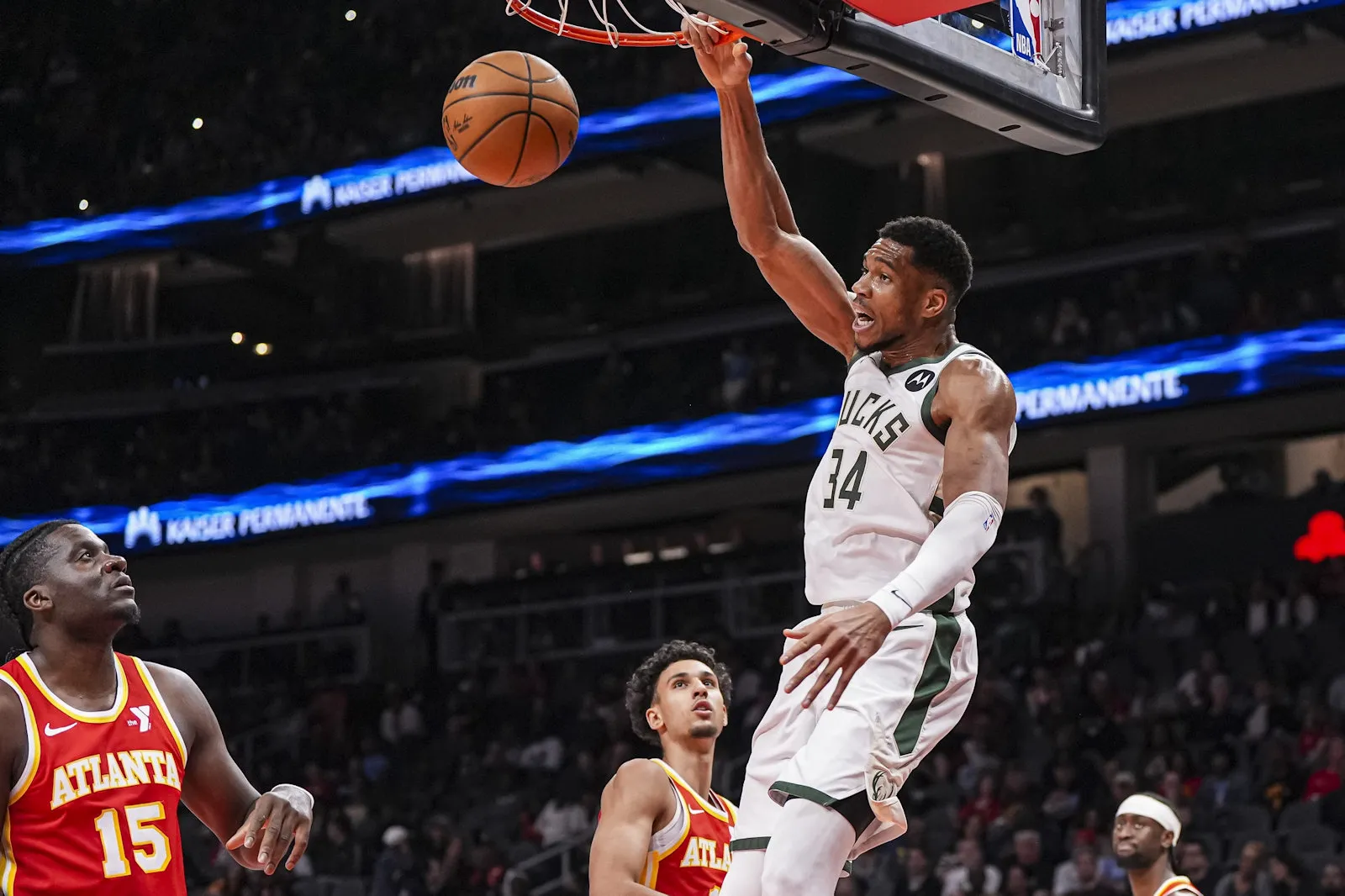 giannis bucks hawks