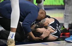 Dereck Lively II a pris un gros coup derrière la tête