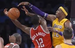 Kobe Bryant et Dwight Howard chassent les Bucks