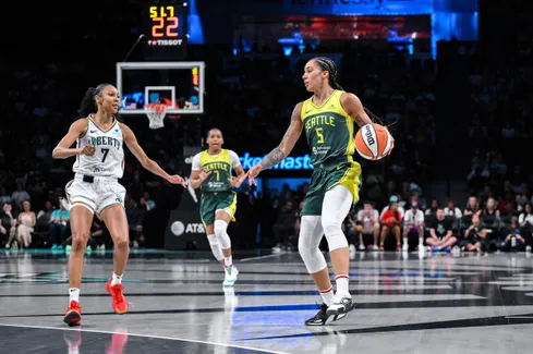 https://www.basketusa.com/thumbor/xrahpOqfOecbPbsS_dWYzNYwRVk=/489x325/smart/filters:format(webp)/https%3A%2F%2Fmedia.basketusa.com%2Fmain%2F2026%2F04%2Fgabby-williams.jpg