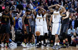 Déplumés, les Hawks arrachent la victoire à Denver