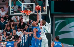 Lauri Markkanen étouffé par la défense des Bleus