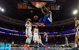 Joel Embiid et Ben Simmons s’arrachent pour répondre à Devin Booker