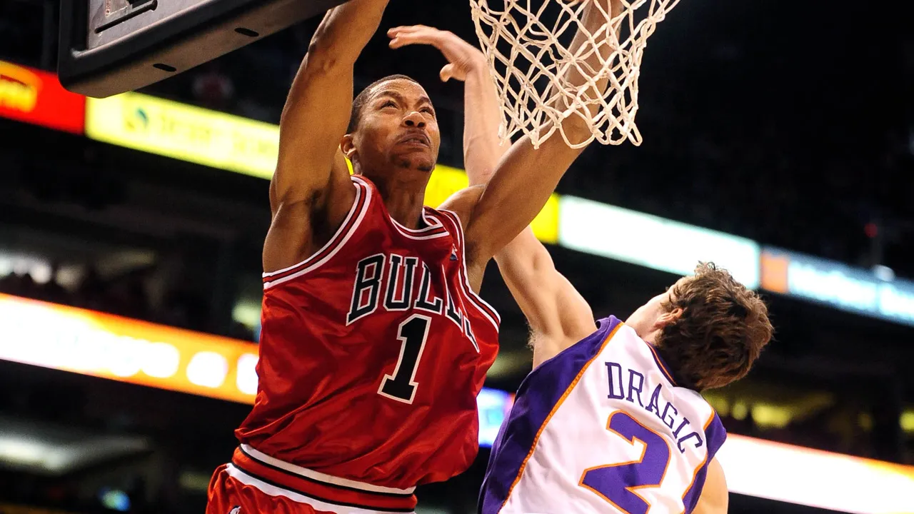 Derrick Rose dunke sur Goran Dragic