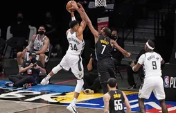 Dos au mur, Giannis Antetokounmpo veut rester serein
