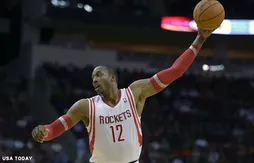 Associés dans la raquette, Omer Asik et Dwight Howard font plier Dallas