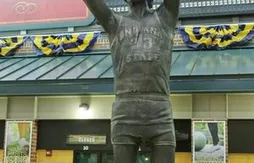 La statue de Larry Bird dévoilée à Indiana State