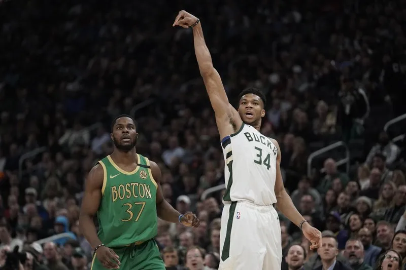 Jamais une équipe ne s'était qualifiée aussi tôt en playoffs dans le format à 16 équipes. Giannis Antetokounmpo et ses coéquipiers effacent des tablettes les Warriors de 2017.