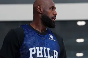 LeBron James prévient qu’il n’est pas venu pour jouer pivot