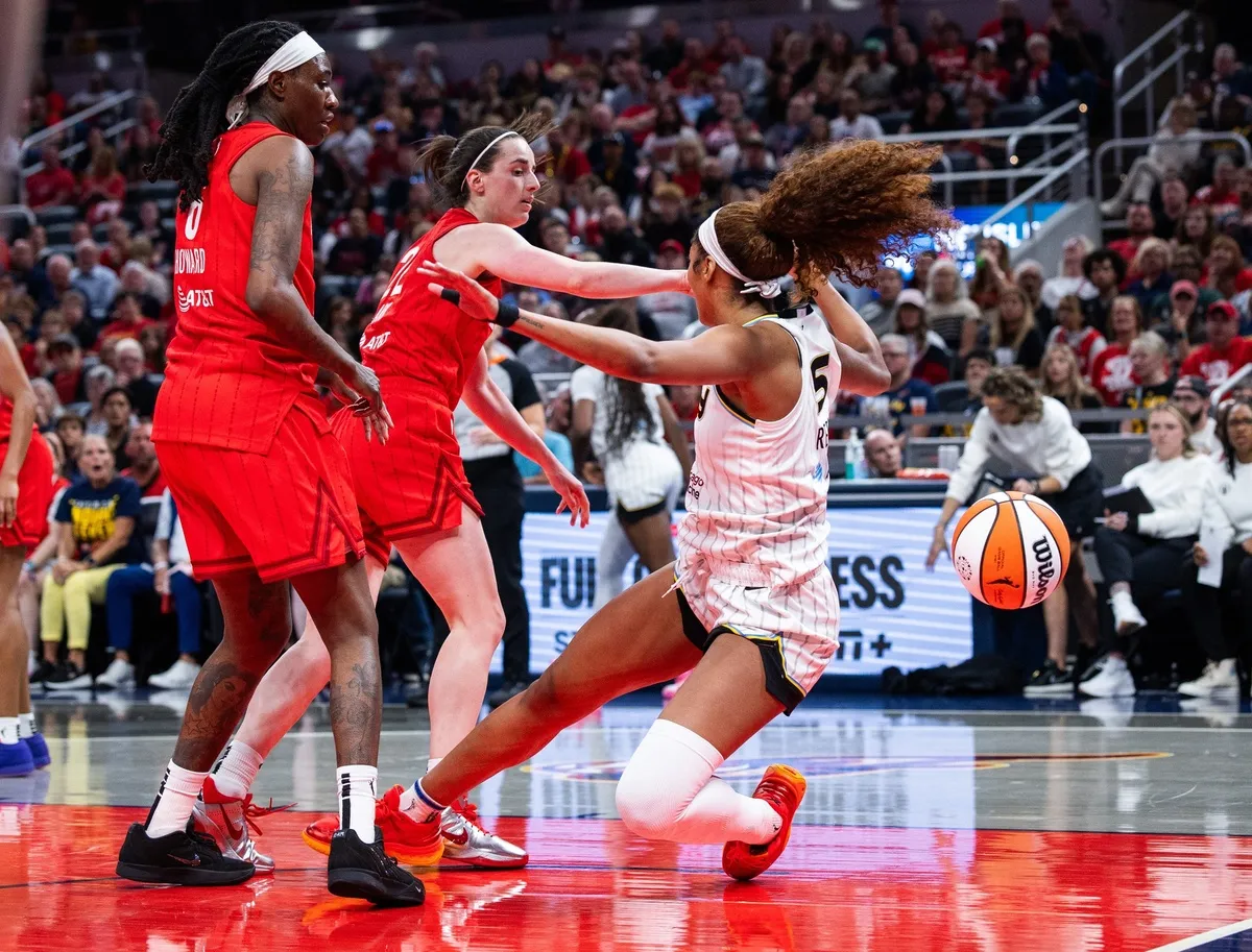 Caitlin Clark et Angel Reese