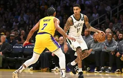 Kyle Kuzma entre tout doucement dans son costume à Milwaukee