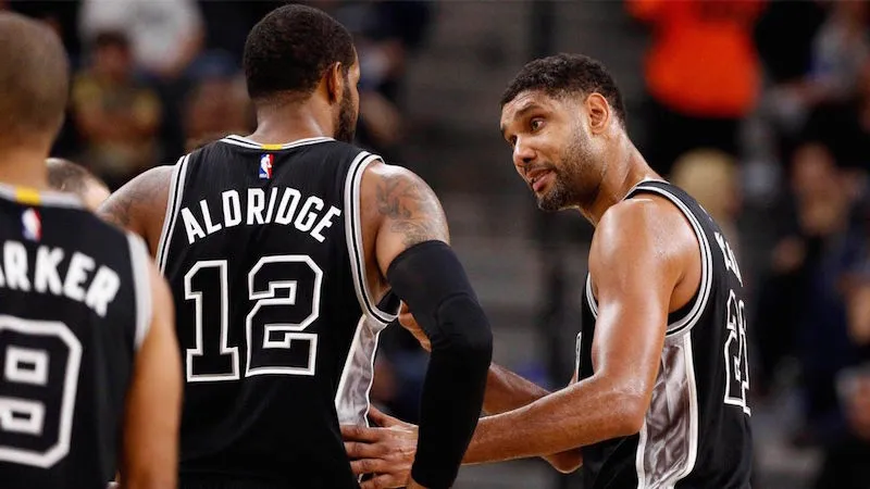 LaMarcus Aldridge se cherche dans l'attaque des Spurs