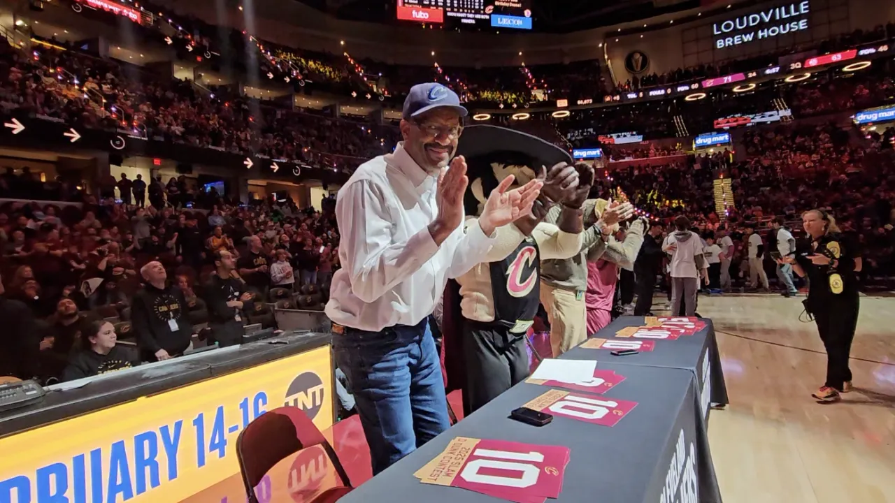 Larry Nance parmi les juges