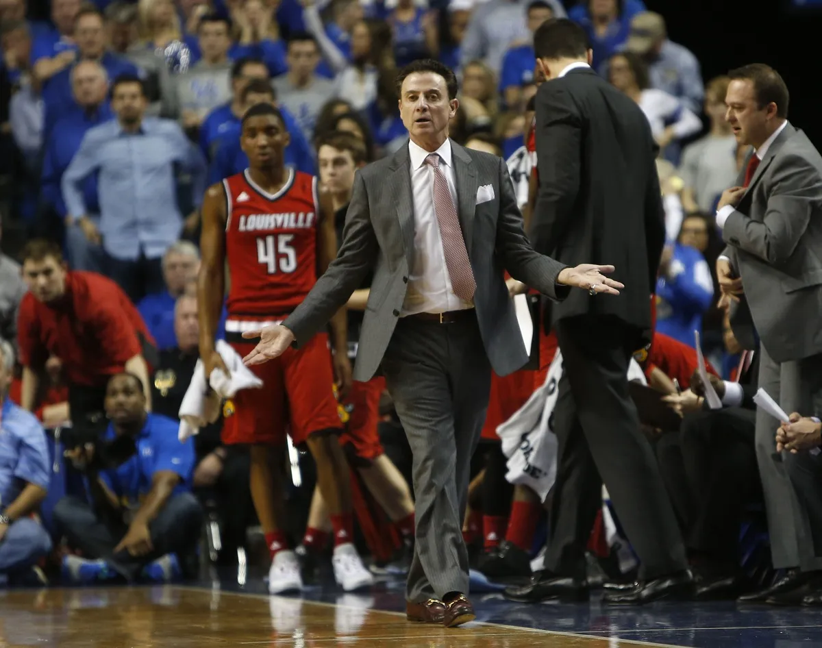 Rick Pitino avec Louisville en 2015 sur le terrain de Kentucky