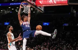 Nic Claxton a un boulevard sur le poste 5 de Brooklyn