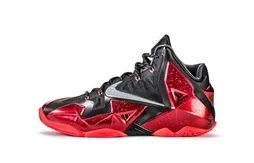 LeBron James n’arrive pas à jouer avec la LeBron XI !
