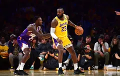 À l’arraché, LeBron James sort vainqueur de ses retrouvailles avec Kevin Durant