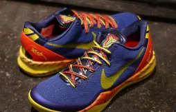 Une édition bleu et or de la Kobe 8