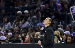 Les Dallas Wings se séparent déjà de leur entraîneur, Chris Koclanes