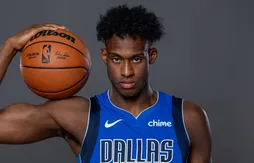 Olivier-Maxence Prosper étudie le jeu de Mikal Bridges et Pascal Siakam