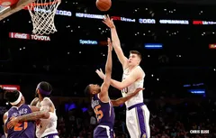 Ivica Zubac se balade dans la raquette des Suns