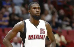 Les Cavaliers gardent Okaro White